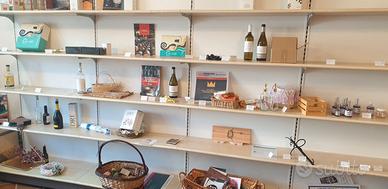 Ripiani in legno e barre verticali a cremagliera