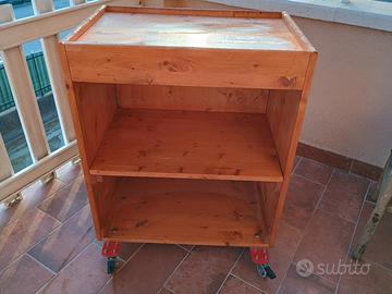 Carrello in legno massello con ruote frenanti