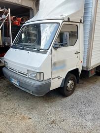 Nissan con sponda idraulica 