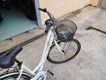 Bici da città con cestino