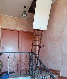 Scala retrattile con botola per solaio