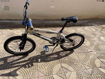 Bmx in alluminio completa di pedaletti