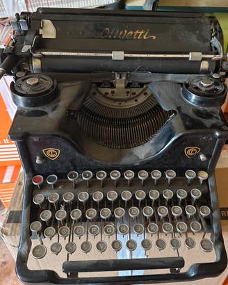 Macchina da scrivere olivetti m40