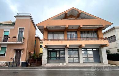 Appartamento in bifamiliare, libero su 4 lati