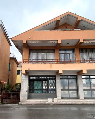 Appartamento in bifamiliare, libero su 4 lati