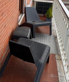 Poltroncine ed un tavolino per il giardino