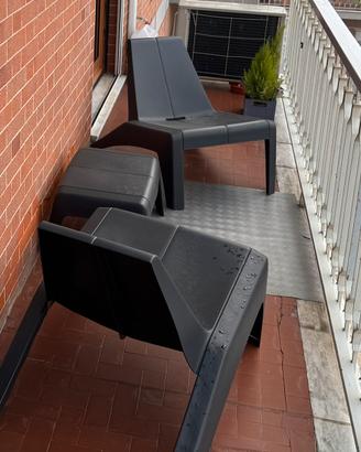 Poltroncine ed un tavolino per il giardino
