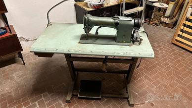 Macchina da cucire industriale Husqvarna con tavol