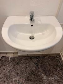 Lavandino  bagno con rubinetto