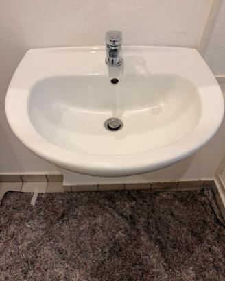 Lavandino  bagno con rubinetto