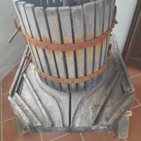 vecchio torchio con base in legno