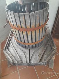 vecchio torchio con base in legno