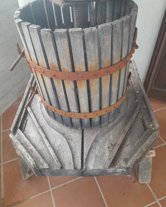 vecchio torchio con base in legno