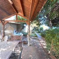 Via guadagno- 3 vani+acc. con giardino e terrazzo