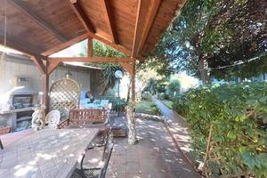 Via guadagno- 3 vani+acc. con giardino e terrazzo