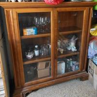 Vetrina in noce massello