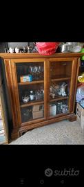 Vetrina in noce massello