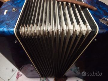 Fisarmonica 60 bassi in terza quarta di un amico