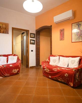 Indipendente con cortile e terrazza sovrastante