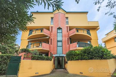 AMPIO TRILOCALE CON DUE BALCONI E GARAGE