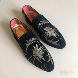 Mocassini in camoscio nere, ricami beige oro • 43