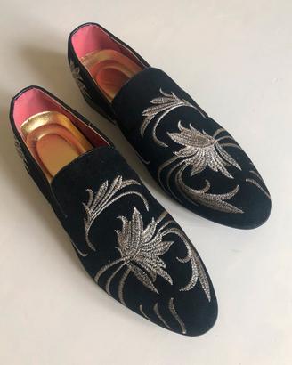 Mocassini in camoscio nere, ricami beige oro • 43