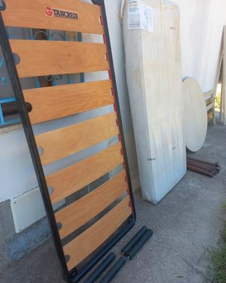 3 reti e materassi 1 tavolo 1 divano 1 letto