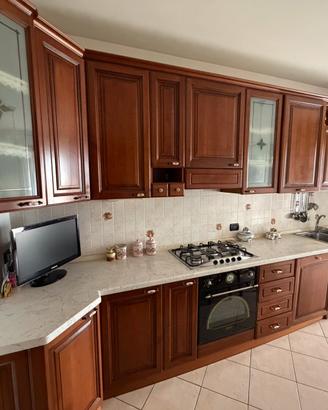 Cucina in noce con tavolo e sedie