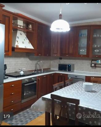 Cucina Componibile forno tavolo 6 sedie lampadario