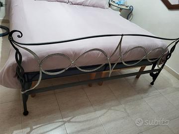 Struttura letto matrimoniale in ferro battuto