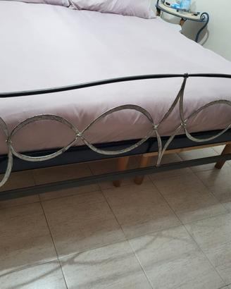 Struttura letto matrimoniale in ferro battuto