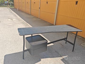 Scrivania con sedia ergonomica