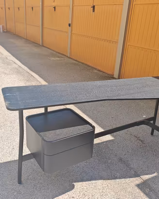 Scrivania con sedia ergonomica