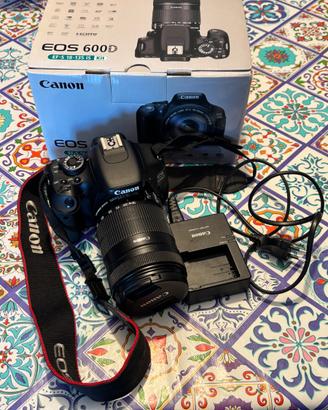 Canon eos 600 D con obiettivo 18-135