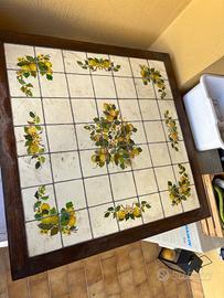 Tavolo dipinto a mano con base in ferro battuto