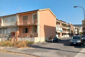 Terratetto su due livelli, con garage