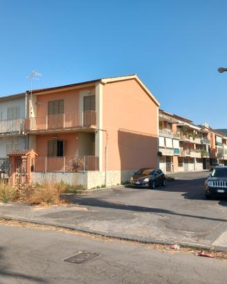 Terratetto su due livelli, con garage