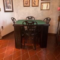 Tavolo da gioco con sedie