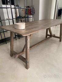 Tavolo legno lucidato particolare argentato