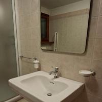 sanitari bagno con rubinetti, specchio e accessori