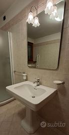 sanitari bagno con rubinetti, specchio e accessori