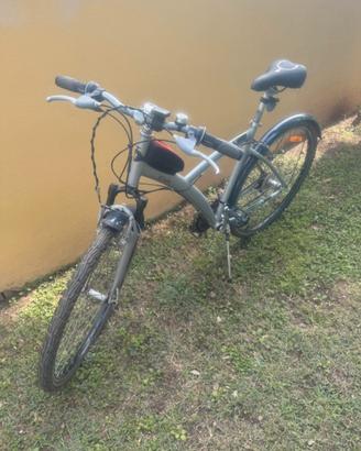 Bicicletta adulto bTwin con casco incluso