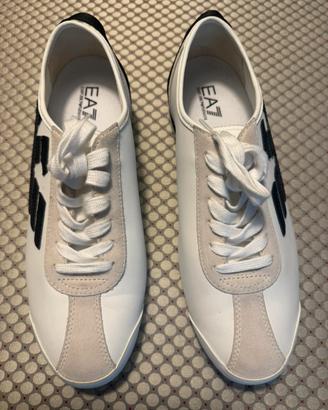 UN PAIO DI SCARPE ARMANI