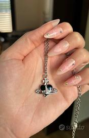Collana con ciondolo saturno nero e gemme