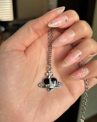 Collana con ciondolo saturno nero e gemme