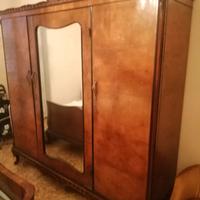 Antica Camera da letto con como/specchio/comodino