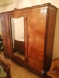 Antica Camera da letto con como/specchio/comodino