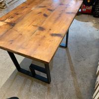tavolo in legno e resina