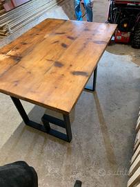 tavolo in legno e resina