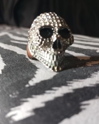 Anello con Teschio coperto da Brillantini 